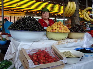 В Днепропетровске продают испанскую черешню по 300 гривен 