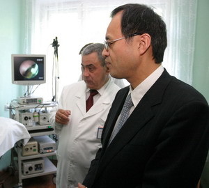 Посол Японии привез подарок на 10 млн. гривен детской больнице 