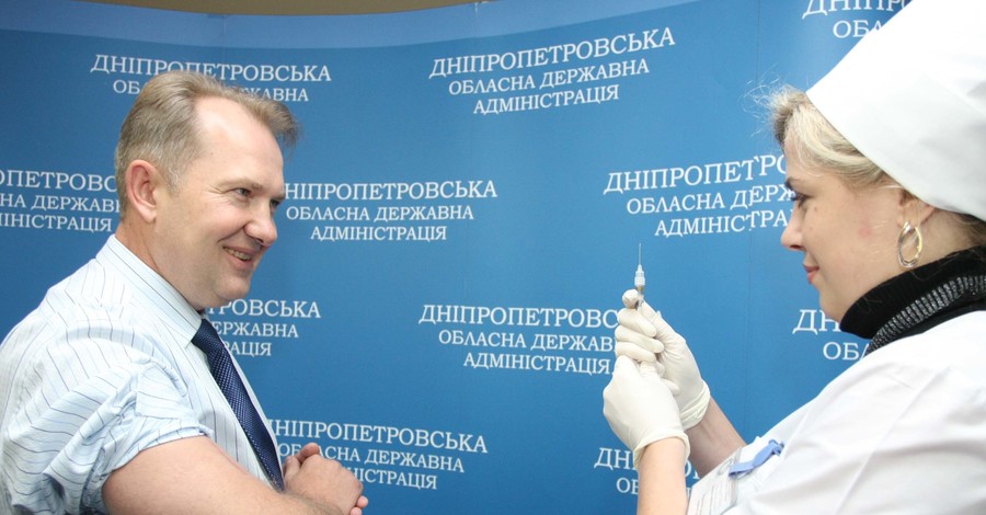 Главный санитарный врач Украины привился от гриппа в Днепропетровске