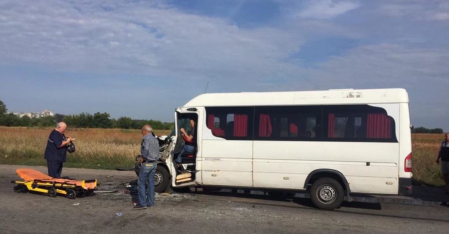 На Днепропетровщине маршрутка протаранила грузовик: пострадали 10 человек
