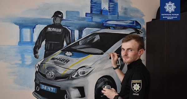 Патрульный из Днепра рисует граффити о жизни полиции