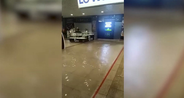 Ливень в Днепре: затопило торговый центр, а на улице воды по колено