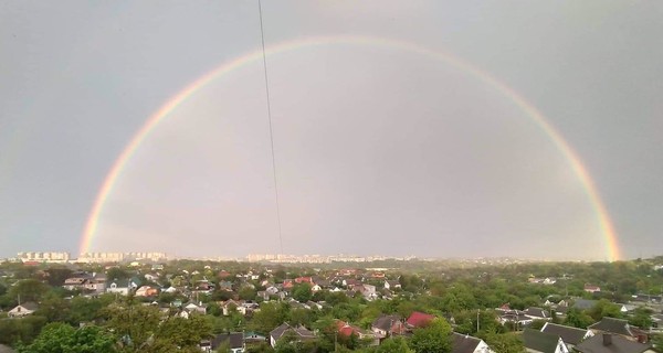 Небо Днепра украсила уникальная тройная радуга