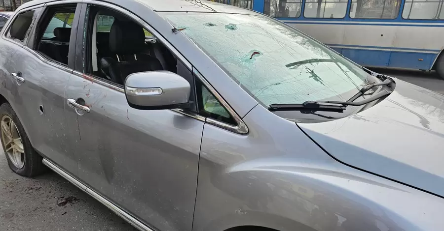 В Херсоне россияне обстреляли такси - водитель погиб, пассажиры ранены 