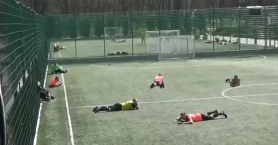 Малиновский показал видео, как в Харькове играют в футбол под обстрелами