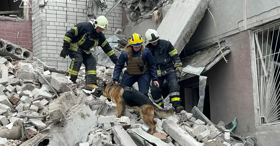 В Чернигове завершили спасательные работы, жертвами российского удара стали 18 человек