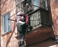 Пенсионерка провисела на перилах балкона до приезда спасателей 